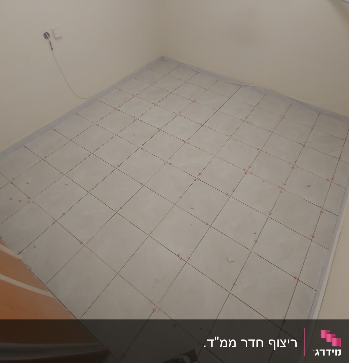 ריצוף חדש עם אריחים לבנים בחדר